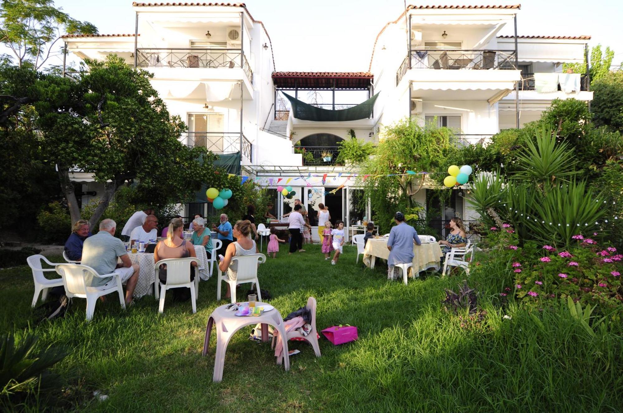 Heracles Guesthouse Rovies Buitenkant foto