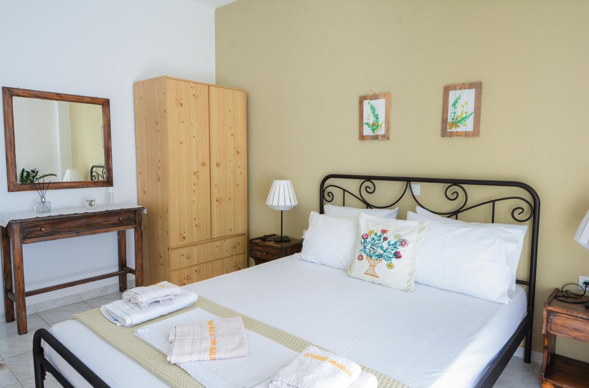 Heracles Guesthouse Rovies Buitenkant foto
