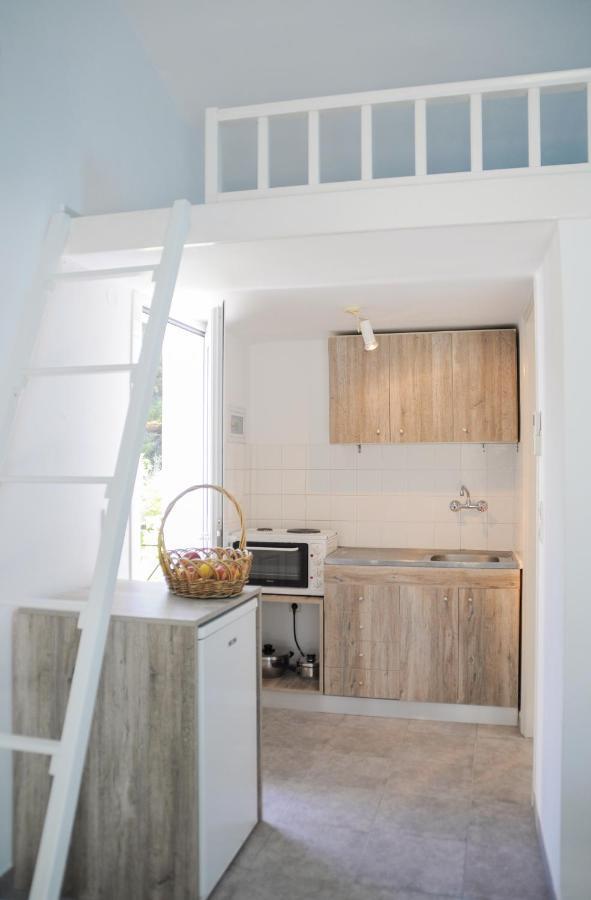 Heracles Guesthouse Rovies Buitenkant foto